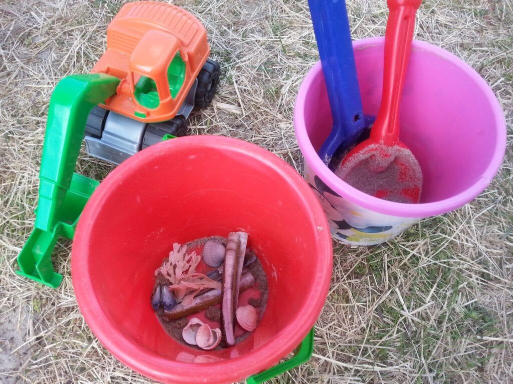 Kampeervakantie spelen in het zand 