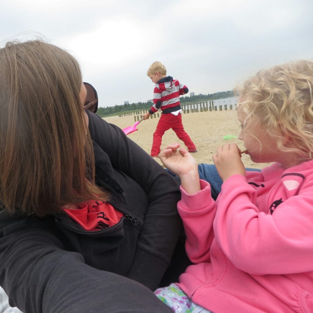 Kinderen zelfstandig spelen, mama relaxen