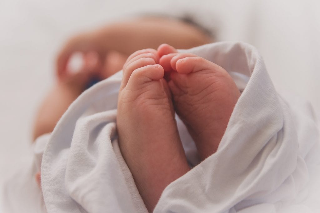 Pas op met haren in sokjes van je baby