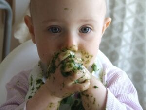 Kind eet spinazie