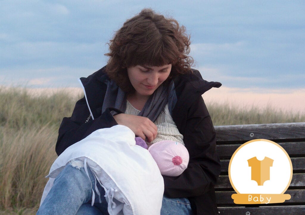 Moeder houdt voet bij stuk om openbaar borstvoeding te geven