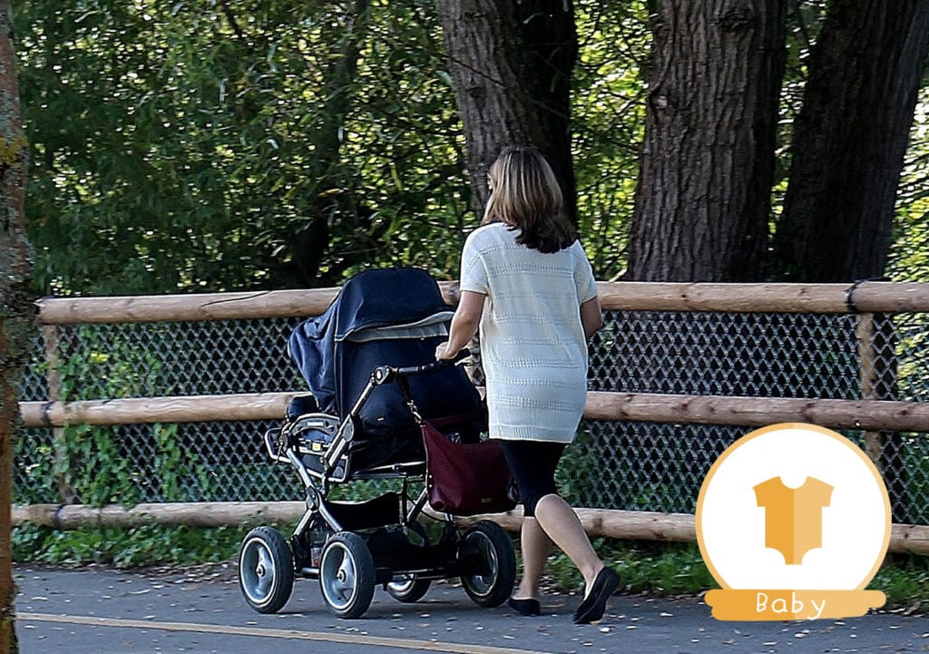 Leg geen deken of doek over de kinderwagen in de zon!