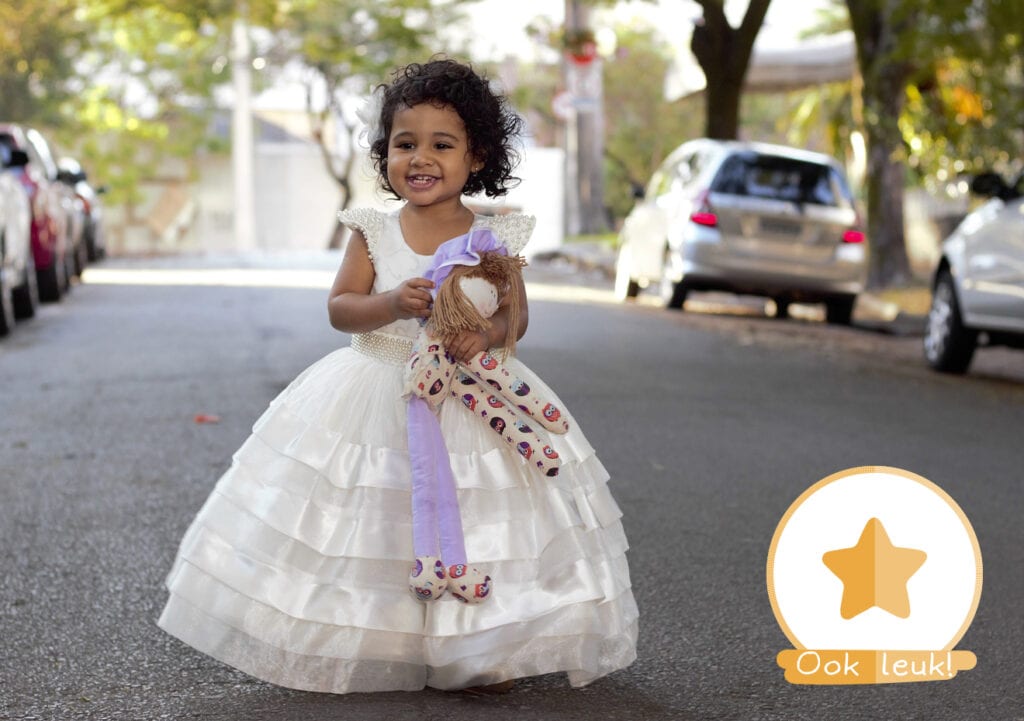 Schattig! Meisje denkt dat bruid haar favoriete prinses is