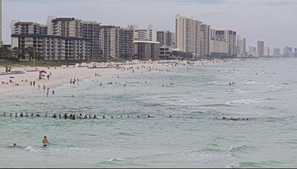 Florida ketting mensen mensenketting redden verdrinkende familie