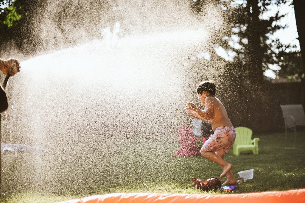 8 tips om je kinderen koel te houden tijdens warme dagen