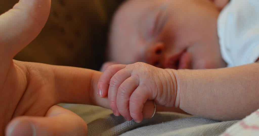 Onderzoek wijst uit: Baby’s zouden tot hun derde bij hun moeder in bed moeten slapen