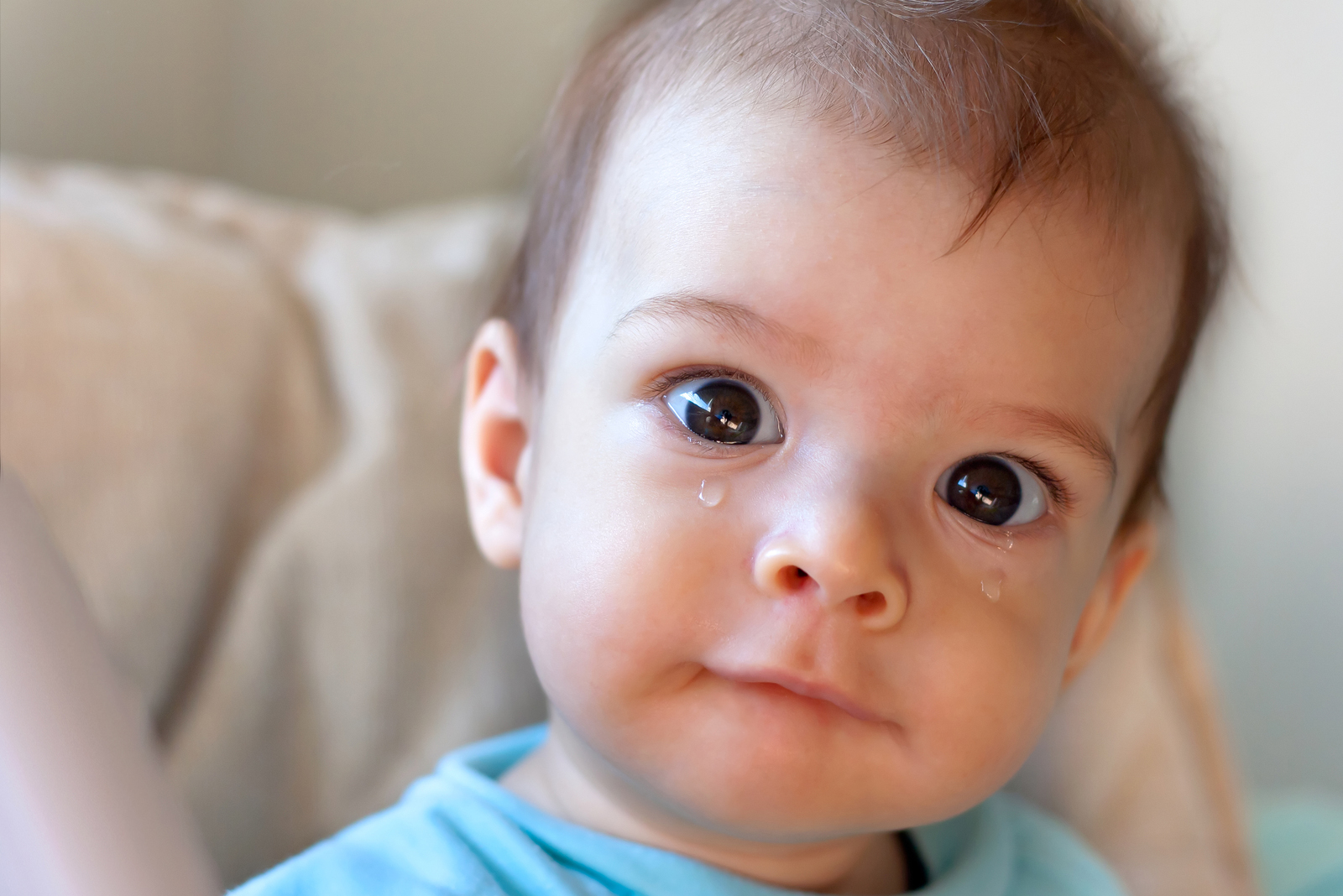 маленький ребенок плачет. когда у новорожденных будут слёзы. когда у детей появляются слезы. колики у ребенка. Baby calm.