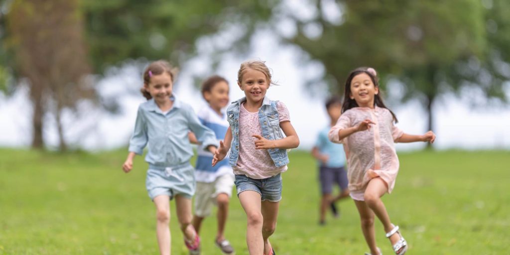 Met welke leeftijd kan een kind alleen buiten spelen?