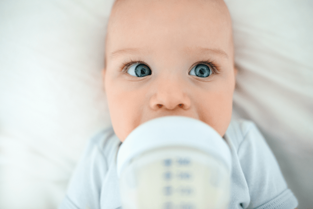 Hoeveel voeding mag je baby? Check dit voedingsschema!