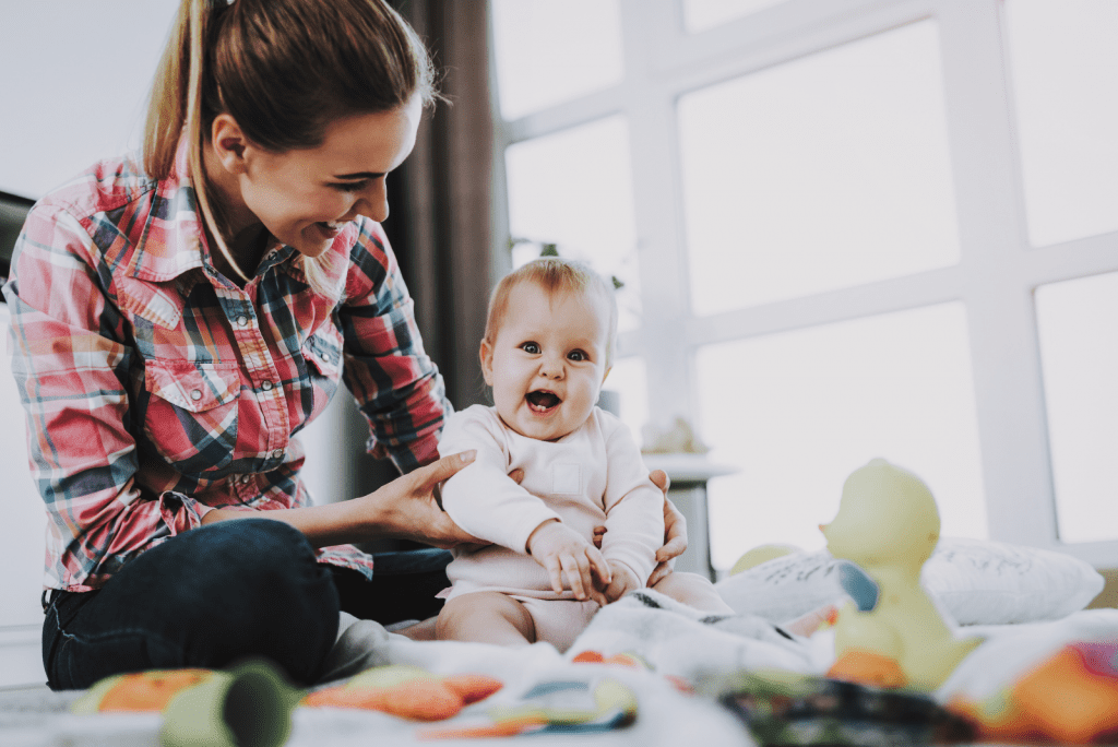 Wanneer kan een baby zitten: Zelfstandig en in de wipstoel