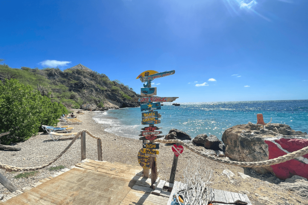 Strand Curacao: Tugboat